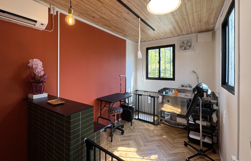 Dog care salon apricotの施術室。トリミング台とシャンプー設備